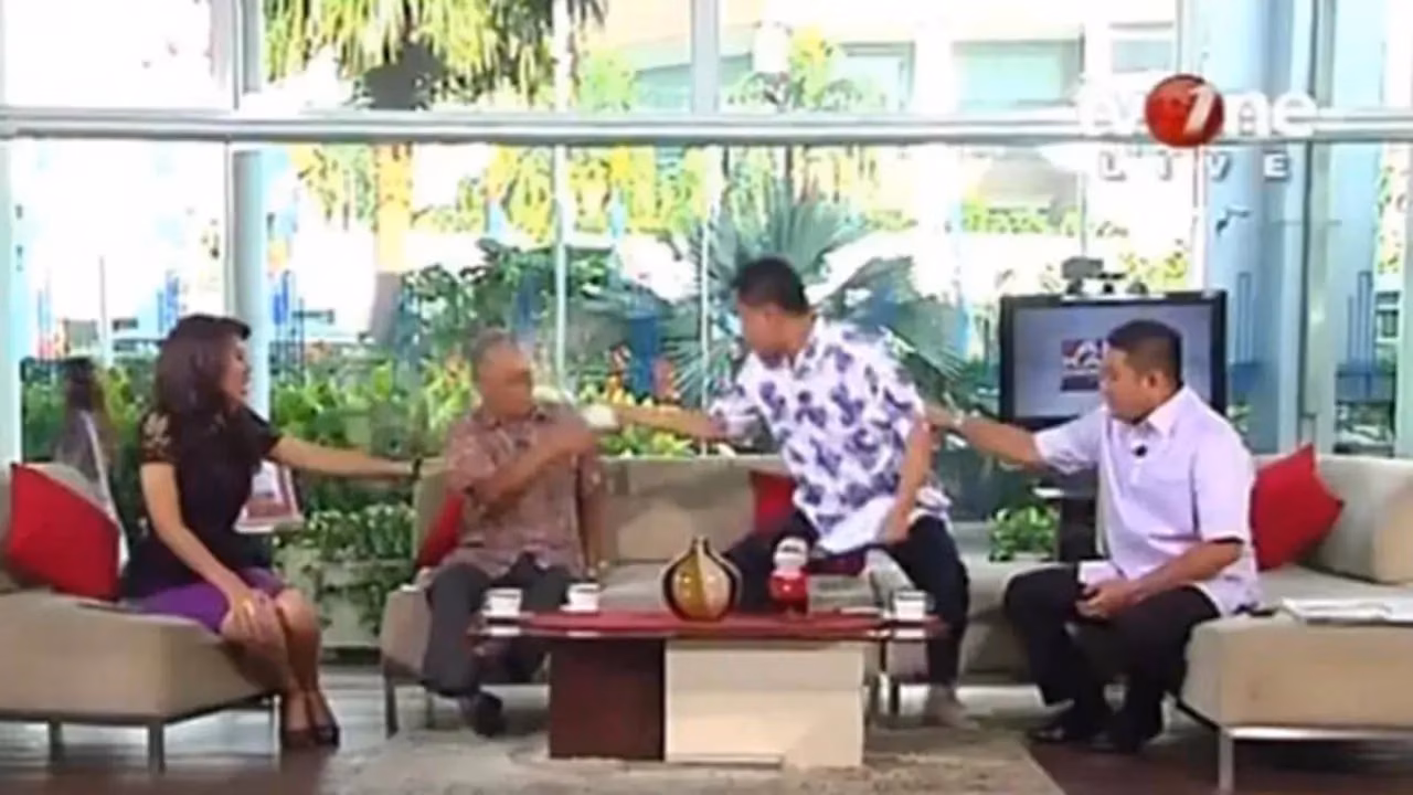 Tentang Penyiraman Air Jubir FPI Munarman Ke Thamrin Tomagola