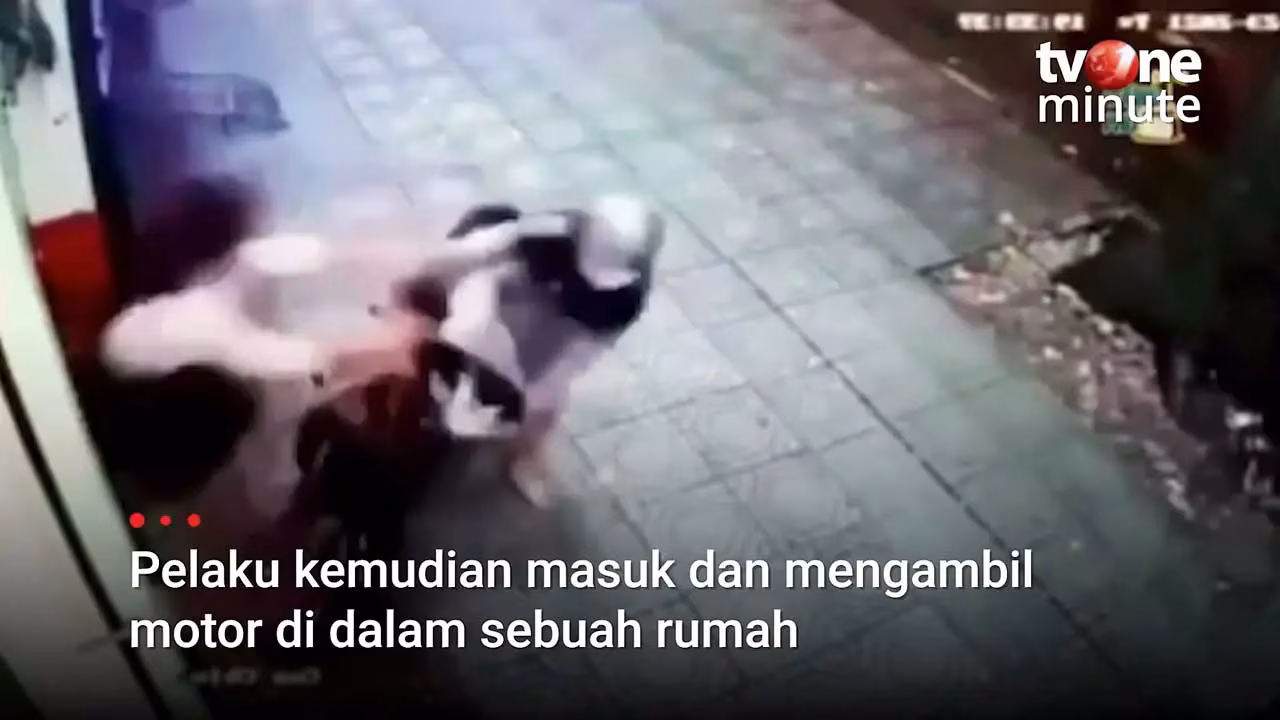 Wanita Tendang Pencuri Motor